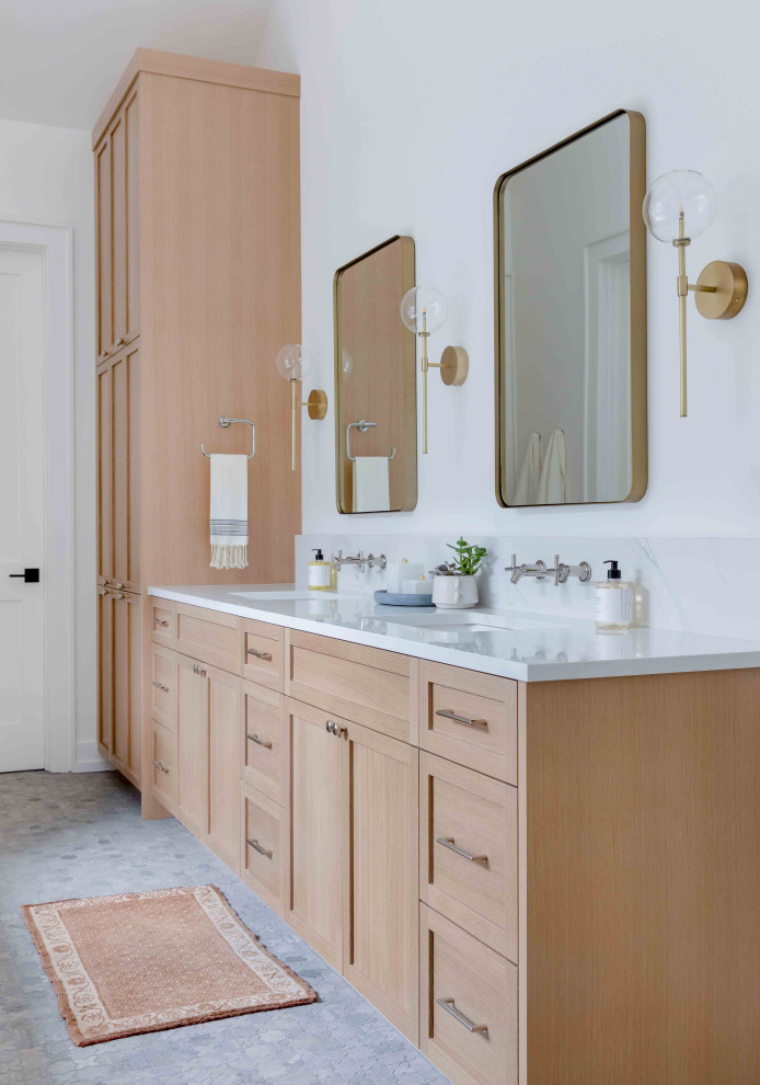 Imagen de cuarto de baño clásico renovado con paredes blancas