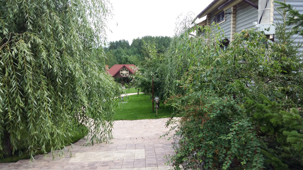 Уютный сад на берегу реки