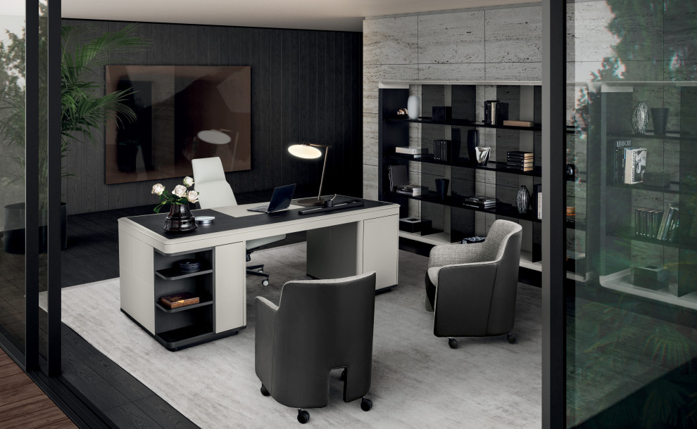 Exemple d'un grand bureau tendance avec un mur gris, un sol en bois brun, aucune cheminée, un bureau indépendant, un sol gris et du lambris.