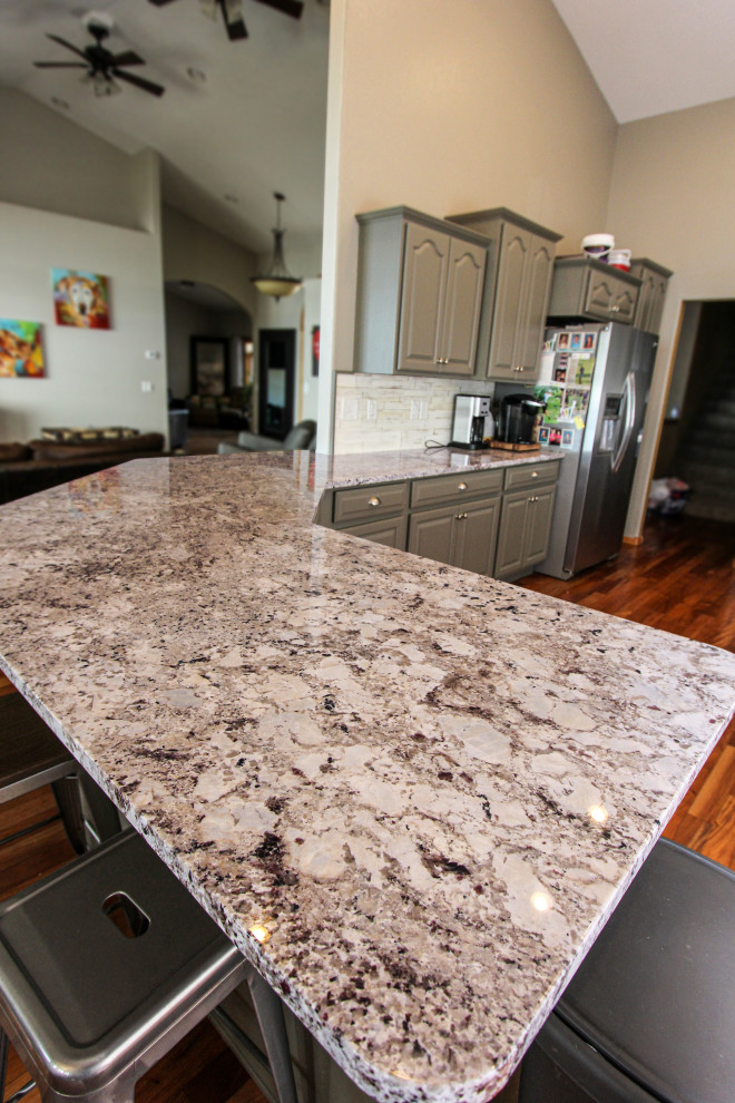 Kitchen - transitional kitchen idea in Minneapolis