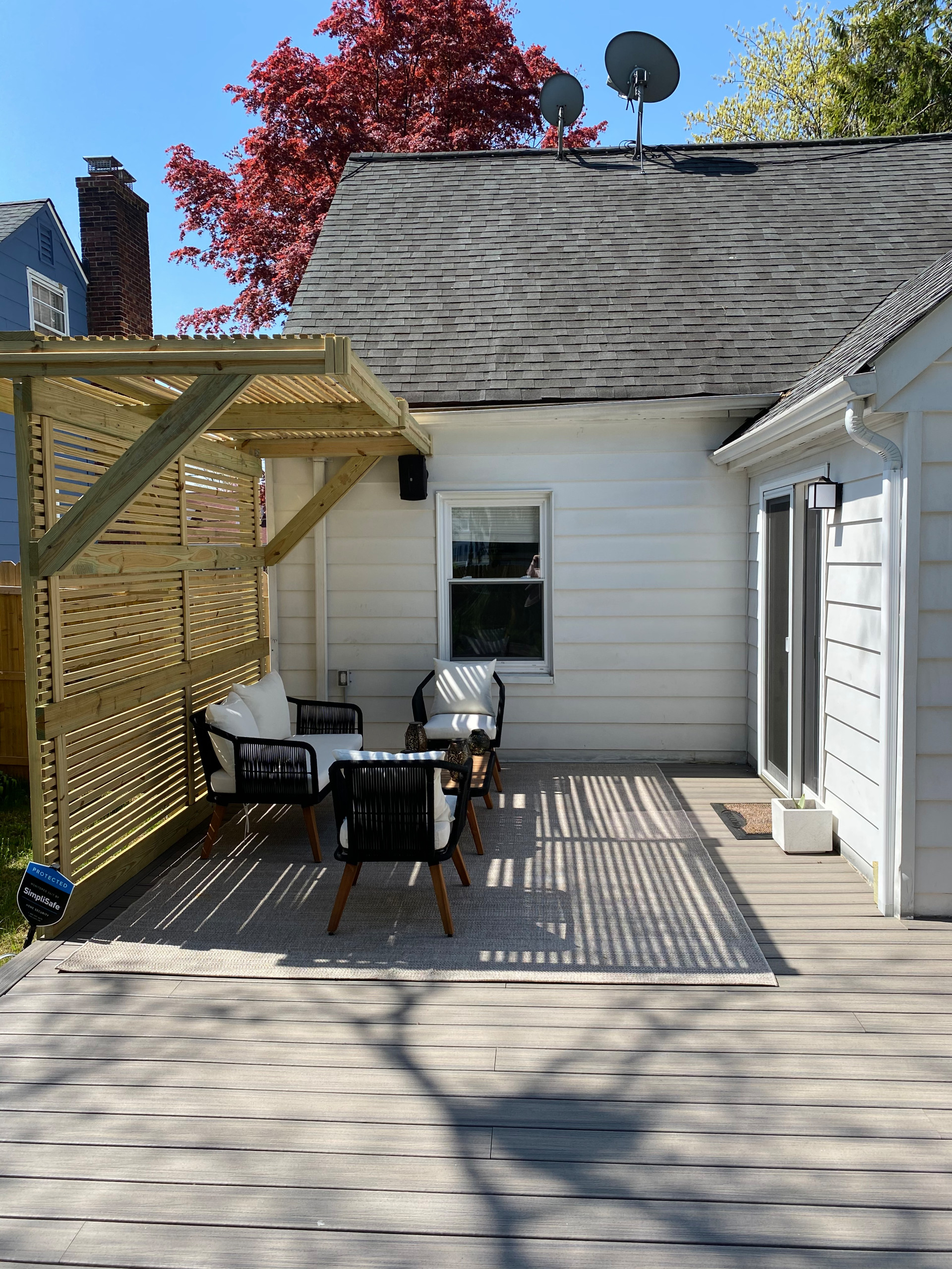 Outdoor Deck and Mini Pergola