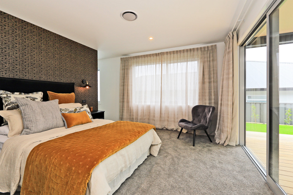 Foto de dormitorio principal moderno de tamaño medio sin chimenea con paredes blancas, moqueta, suelo gris, bandeja y papel pintado