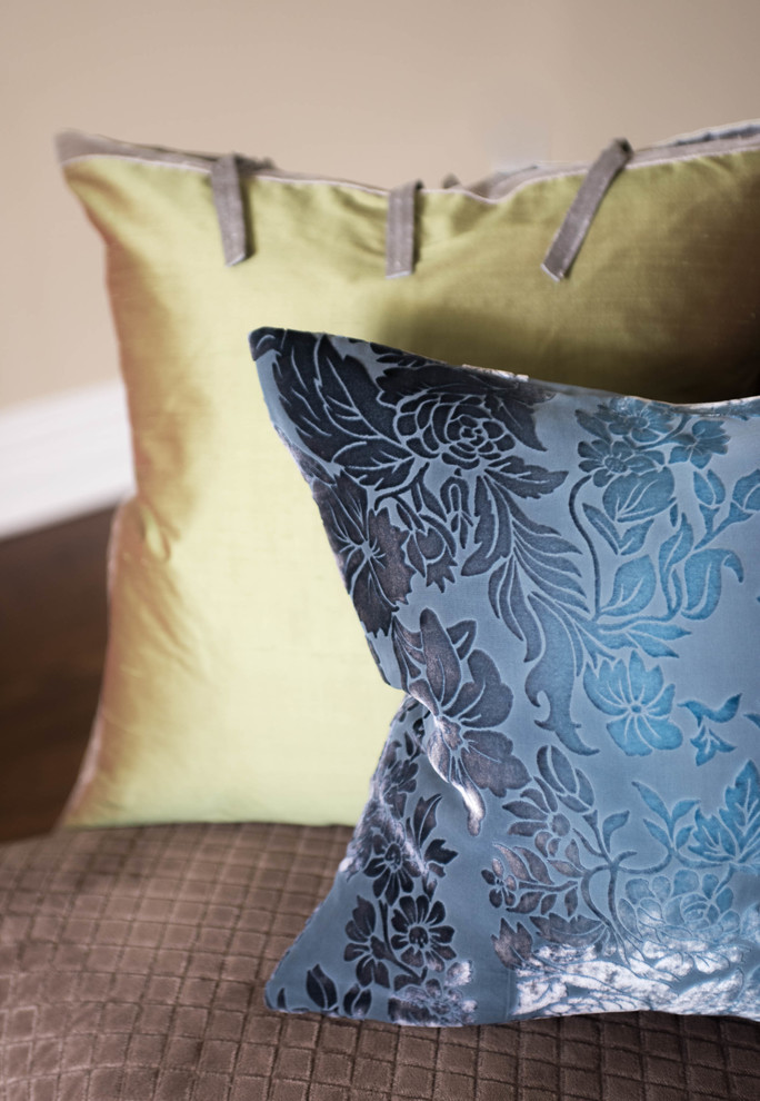 Inspiration for a transitional home design remodel in Toronto