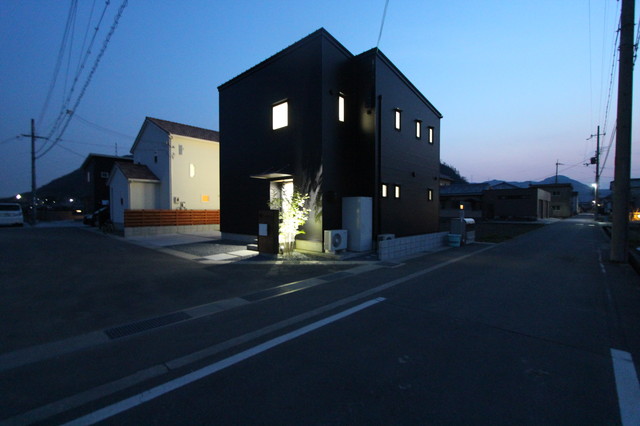 黒いガルバと白いドアの家 facciata