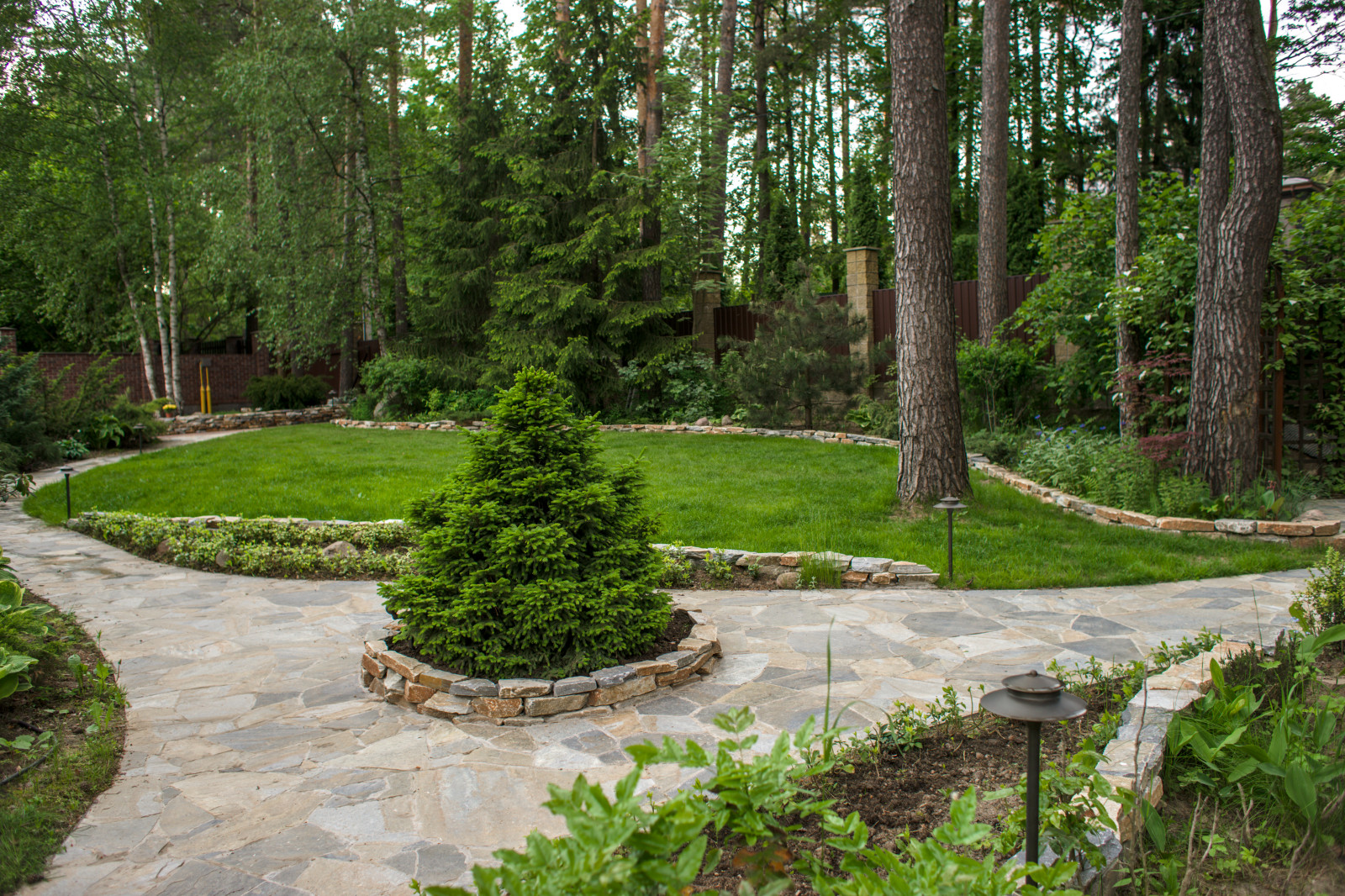 Оформление сада натуральным камнем