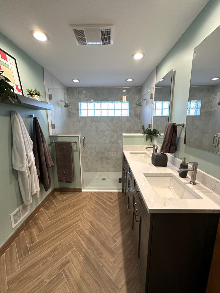 Idéer för att renovera ett mellanstort 50 tals vit vitt en-suite badrum, med skåp i shakerstil, grå skåp, en kantlös dusch, en toalettstol med separat cisternkåpa, grå kakel, keramikplattor, gröna väggar, klinkergolv i porslin, ett undermonterad handfat, bänkskiva i kvarts, brunt golv och dusch med gångjärnsdörr