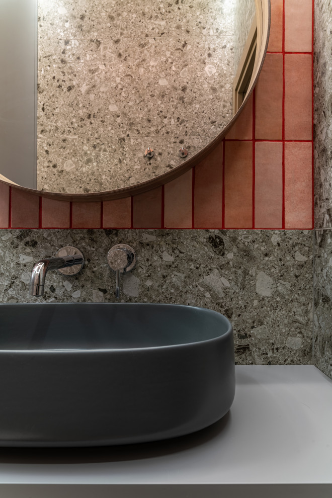 Exemple d'une salle de bain grise et rose tendance de taille moyenne avec des portes de placard grises, une baignoire encastrée, un bidet, un carrelage orange, des carreaux de céramique, un mur gris, un sol en carrelage de céramique, un lavabo posé, un plan de toilette en granite, un sol gris, un plan de toilette gris, meuble double vasque et meuble-lavabo suspendu.
