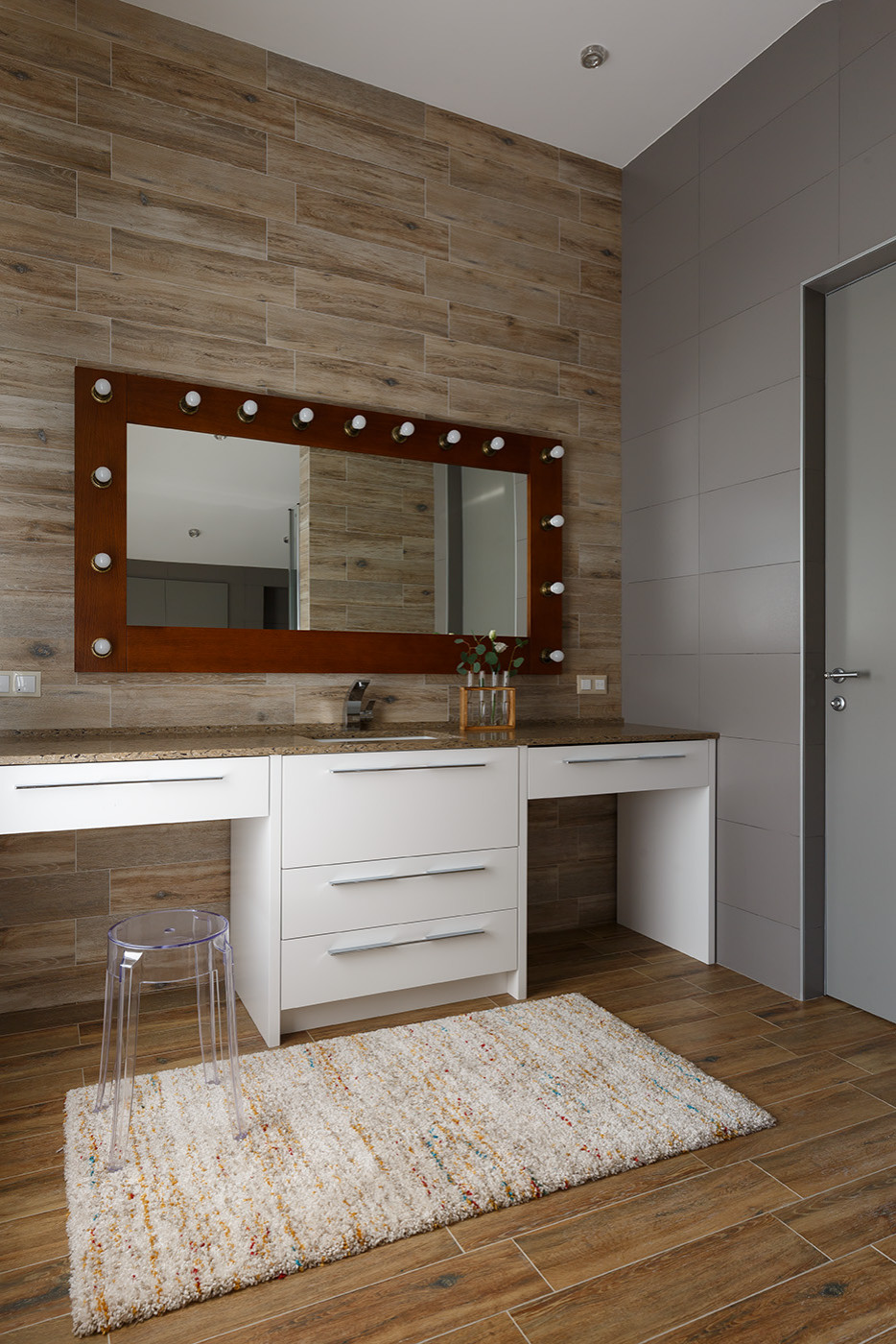 Cambria Lincolnshire ванная/туалет. Столешницы с мойками, плинтус