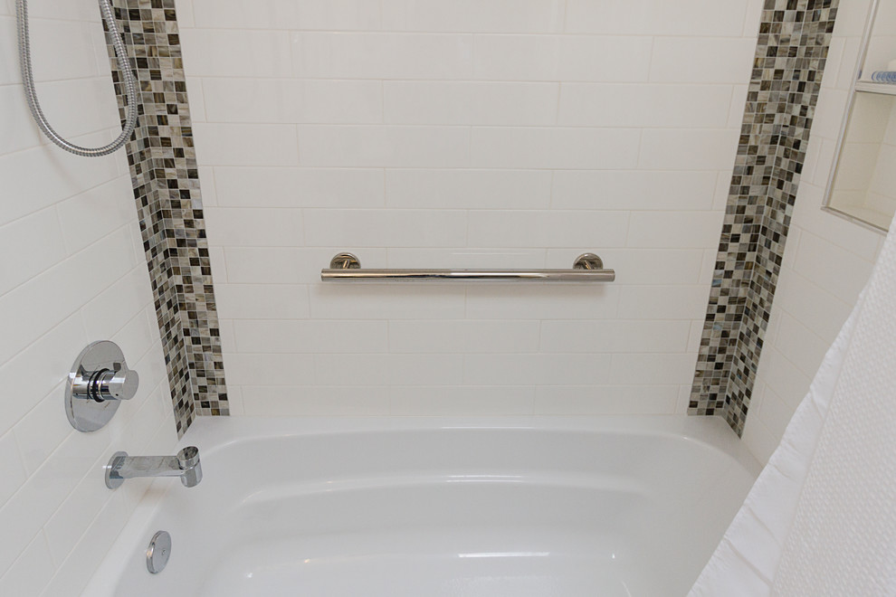На фото: маленькая главная ванная комната в современном стиле с плоскими фасадами, фиолетовыми фасадами, ванной в нише, открытым душем, унитазом-моноблоком, белой плиткой, керамической плиткой, белыми стенами, полом из керамогранита, подвесной раковиной, стеклянной столешницей, бежевым полом, душем с распашными дверями и белой столешницей для на участке и в саду