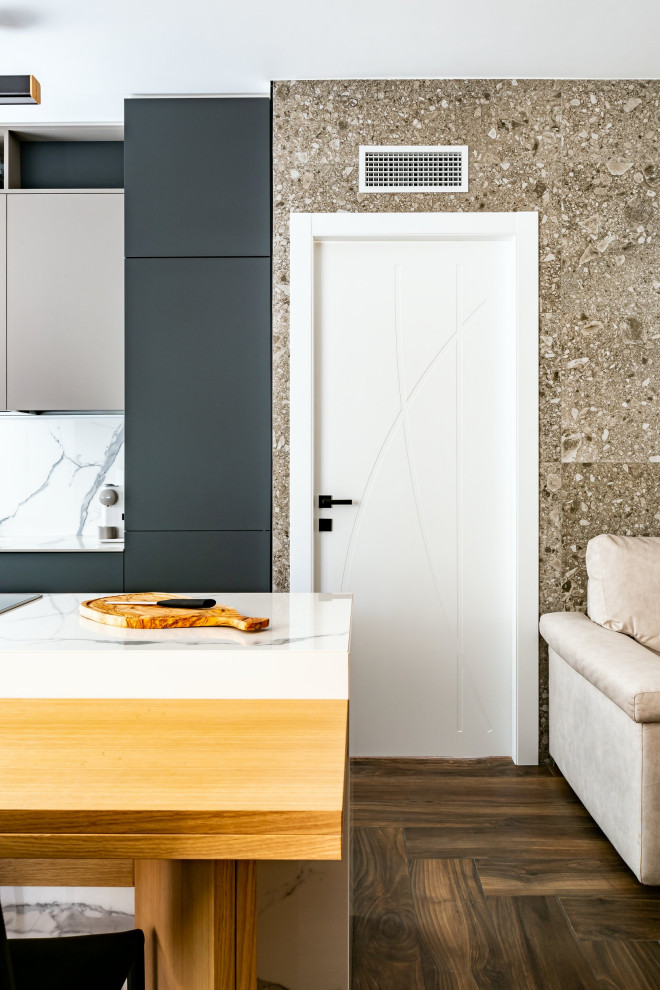 Imagen de salón abierto minimalista de tamaño medio con paredes beige, suelo de baldosas de porcelana, televisor colgado en la pared y suelo marrón