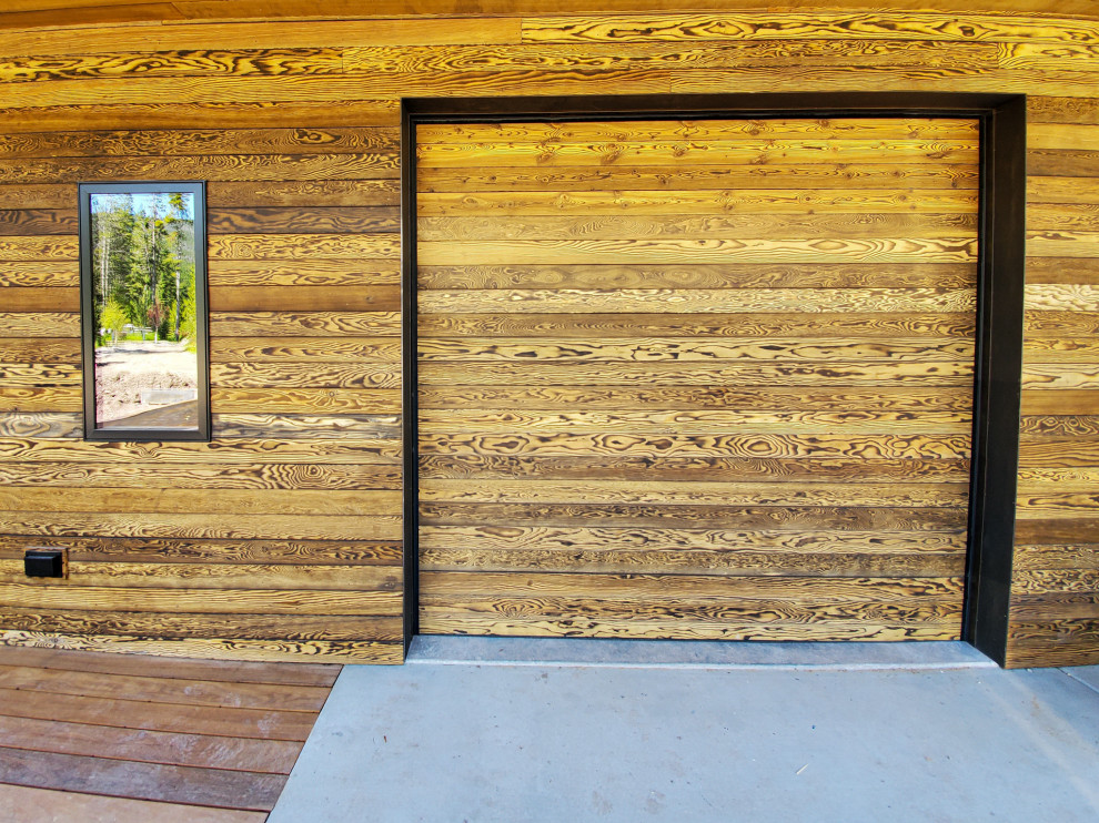 Imagen de fachada de casa minimalista de dos plantas con revestimientos combinados y tejado de metal