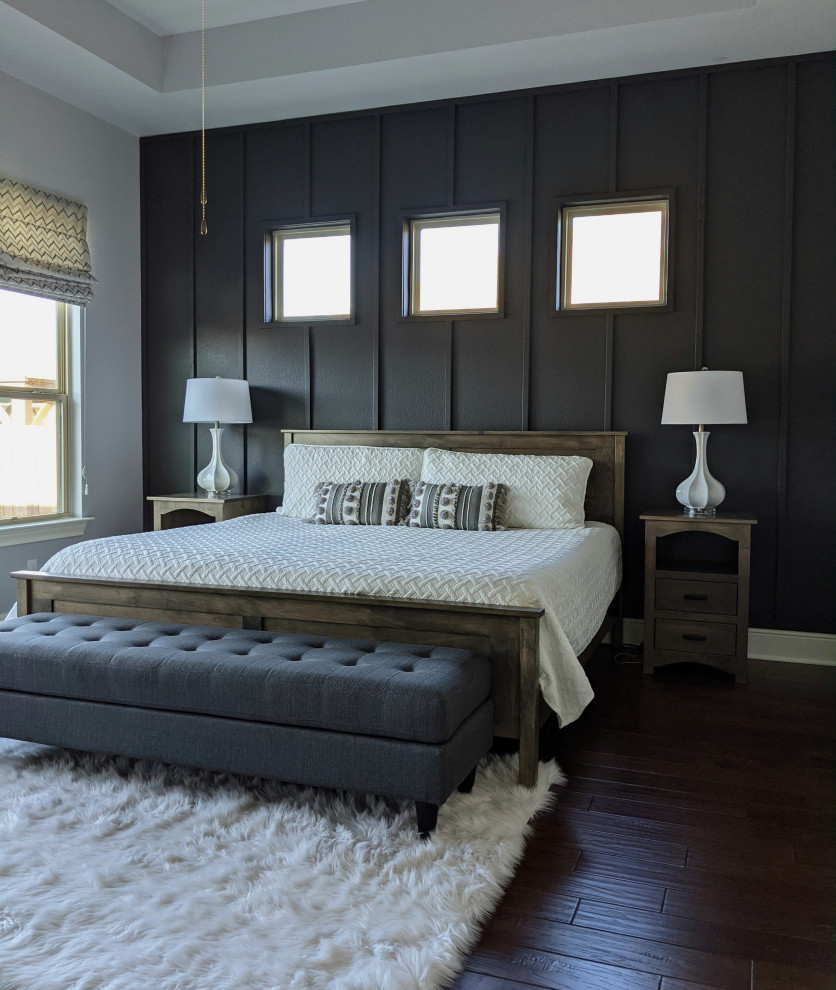 Exemple d'une chambre parentale chic de taille moyenne avec un mur beige, un sol en bois brun, un sol marron et un plafond décaissé.