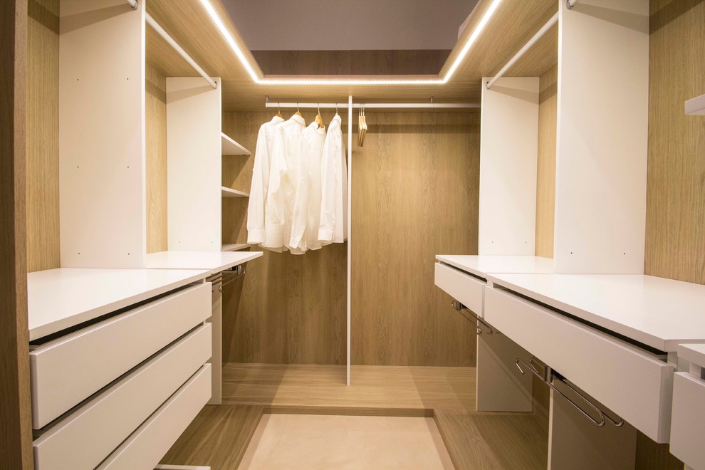 This is an example of a mid-sized transitional walk-in wardrobe in Valencia.