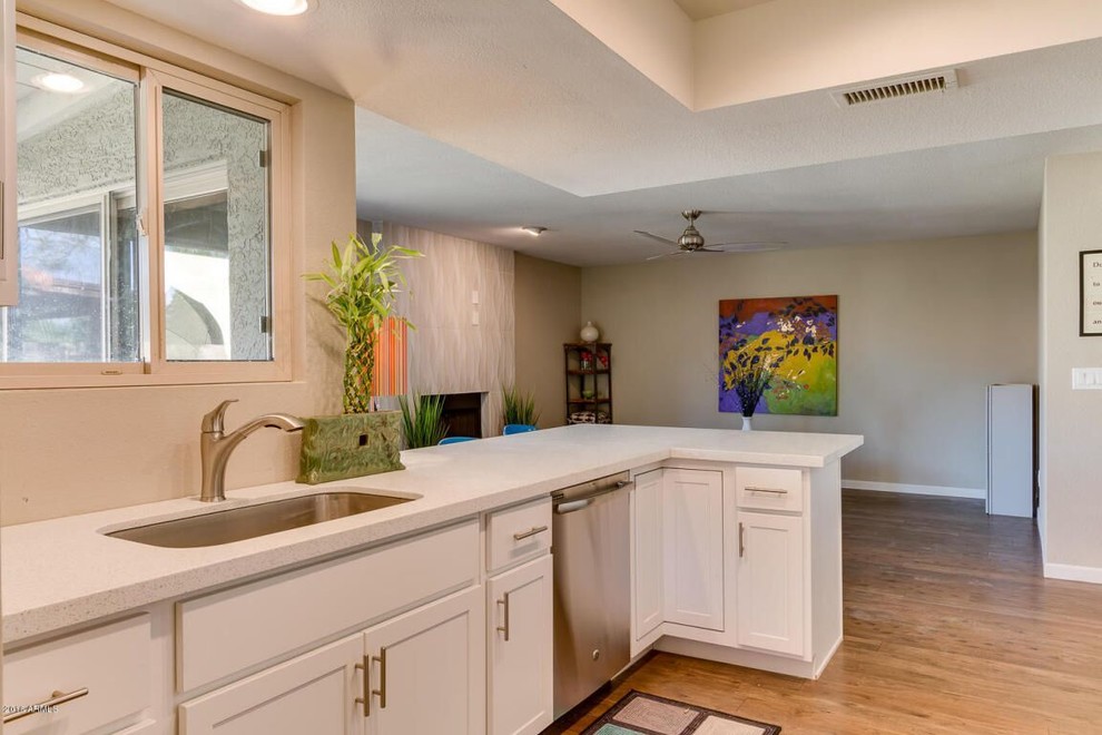 Example of a transitional kitchen design in Phoenix
