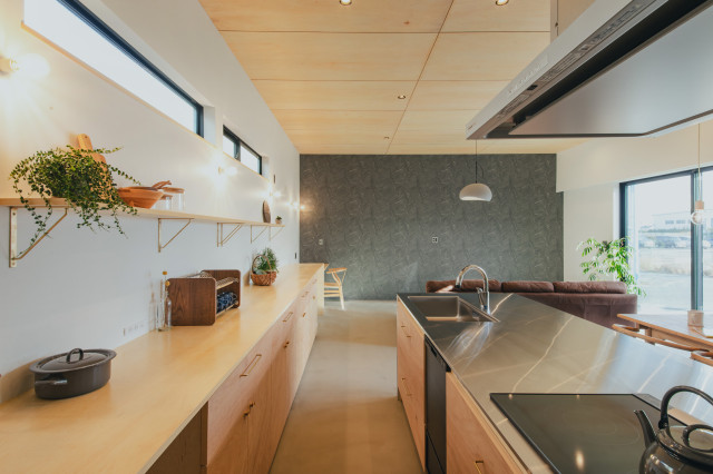 新橋村南の家 moderno-sala-da-pranzo