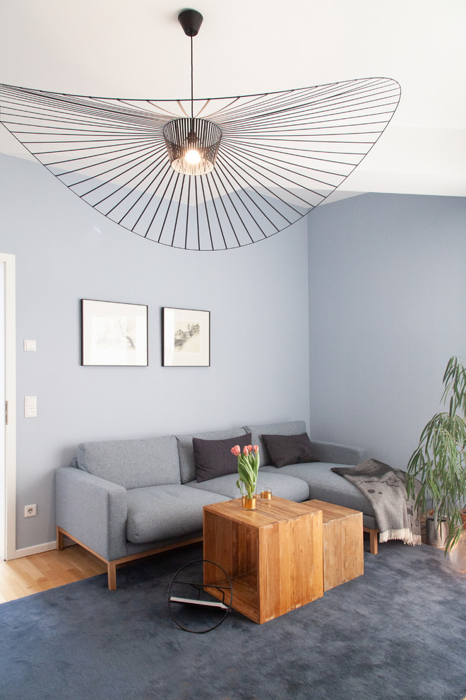This is an example of a scandinavian family room in Berlin.