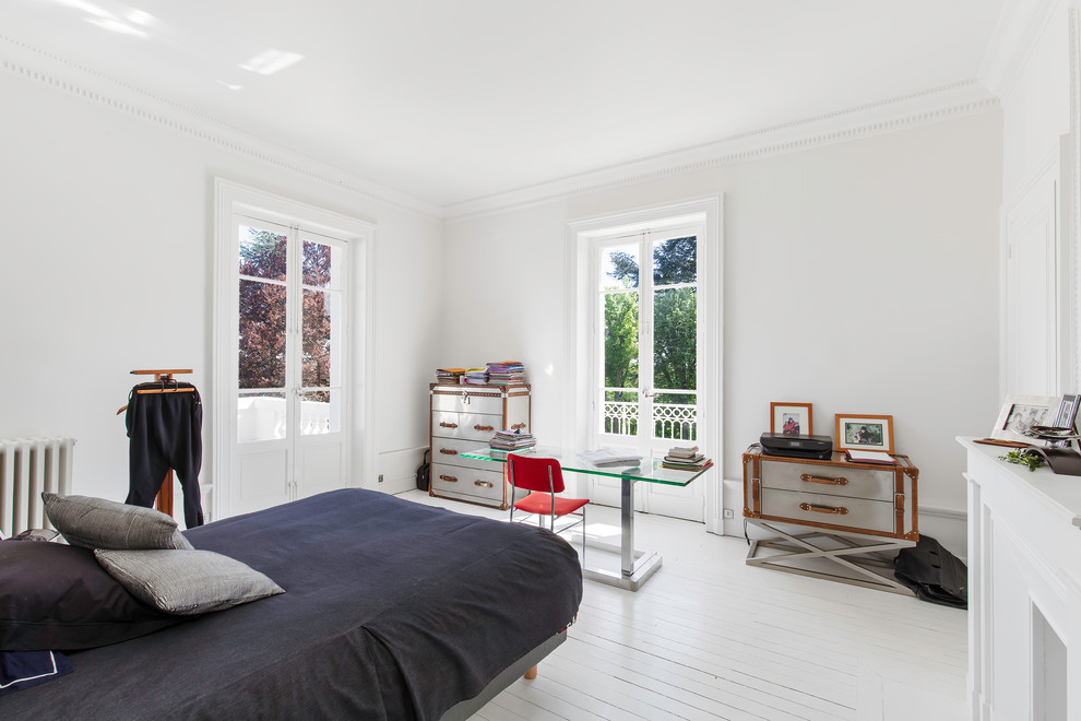 Idées déco pour une chambre classique avec un mur blanc, parquet peint et un sol blanc.