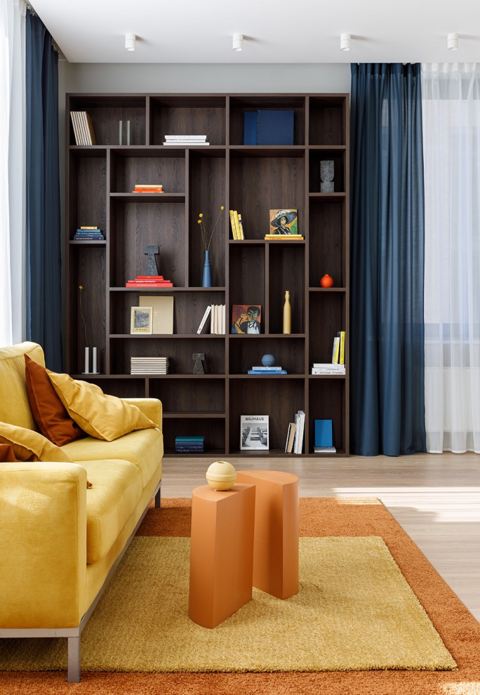 Источник вдохновения для домашнего уюта: гостиная комната в современном стиле с с книжными шкафами и полками, бежевыми стенами, светлым паркетным полом и синими шторами