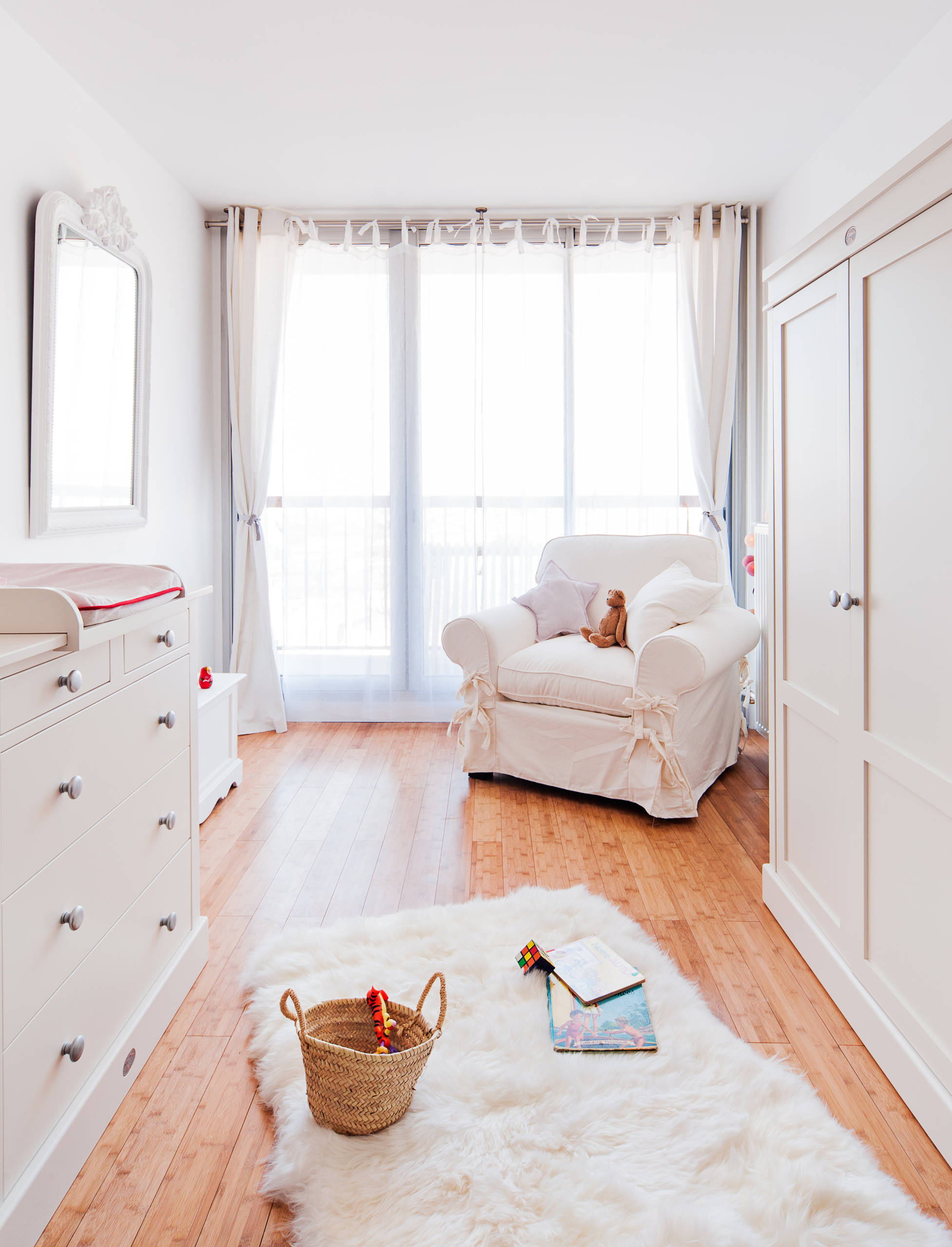 Chambre De Bebe Toute Blanche Farmhouse Nursery Paris By Marion Alberge Houzz