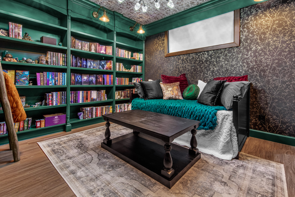 Exempel på ett litet 60 tals arbetsrum, med ett bibliotek, mellanmörkt trägolv, ett inbyggt skrivbord och brunt golv