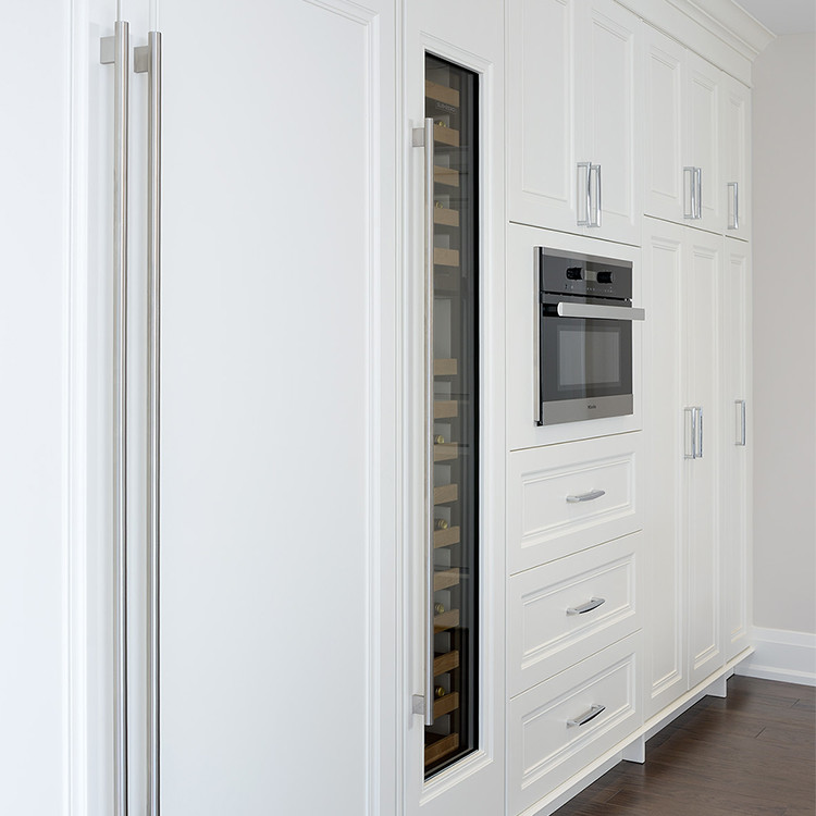 Example of a mid-sized transitional l-shaped vinyl floor eat-in kitchen design in Toronto with a double-bowl sink, recessed-panel cabinets, white cabinets, granite countertops, gray backsplash, porcelain backsplash, stainless steel appliances and an island
