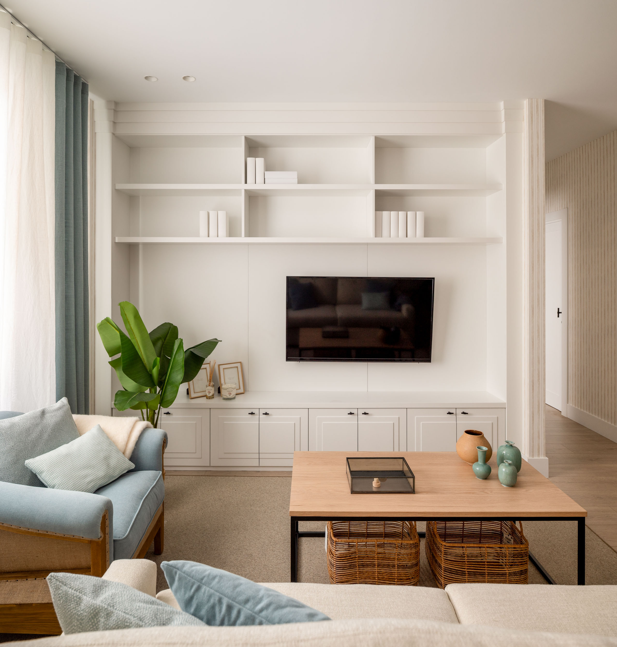 おしゃれなリビング ベージュの床 壁紙 のインテリア画像 75選 22年12月 Houzz ハウズ