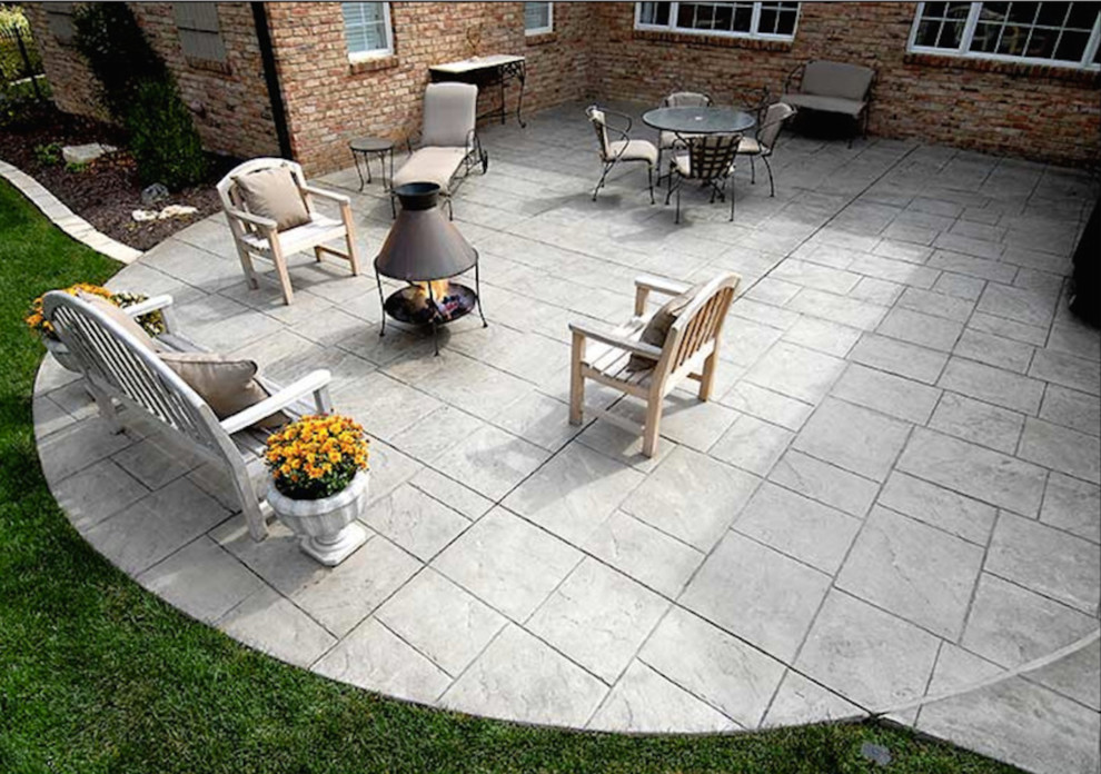 Design ideas for a mid-sized traditional backyard patio in Chicago with concrete pavers.