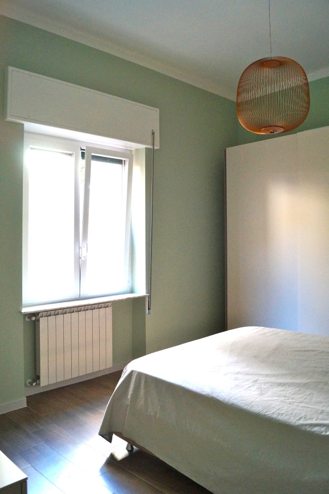 Mittelgroßes Industrial Hauptschlafzimmer mit Porzellan-Bodenfliesen, braunem Boden und grüner Wandfarbe in Sonstige