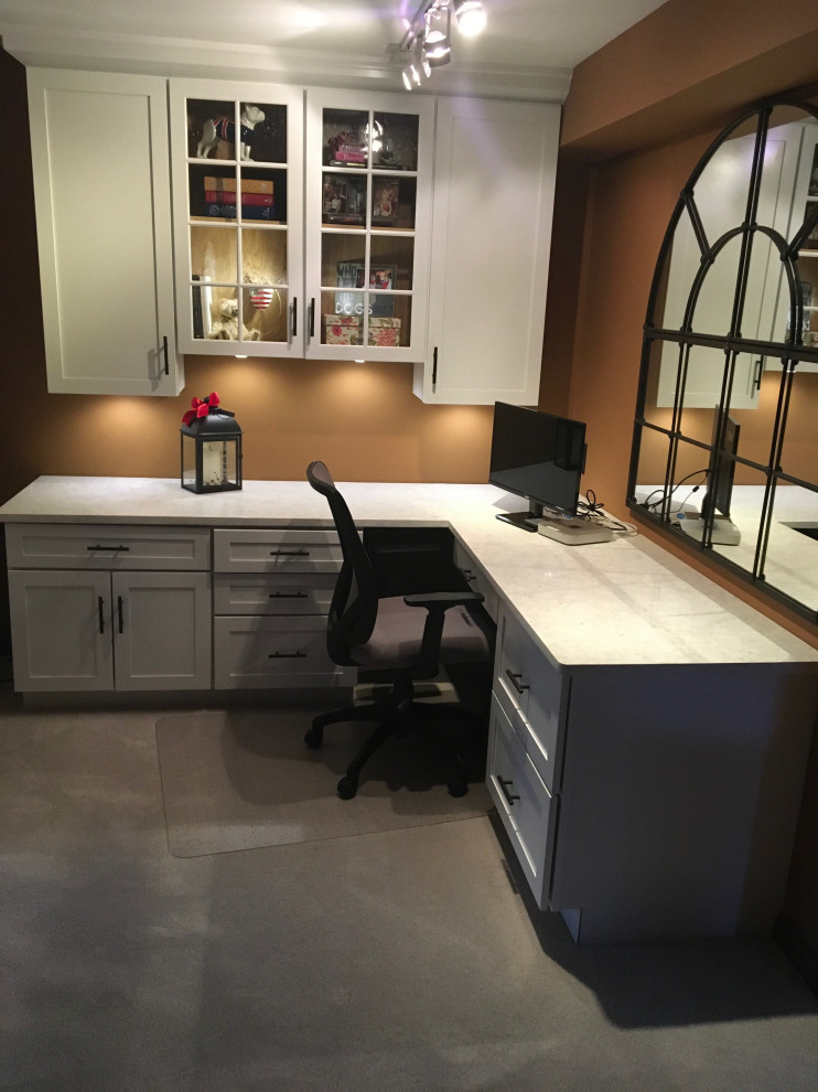 Idées déco pour un petit bureau classique avec un mur marron, moquette, un bureau intégré et un sol blanc.