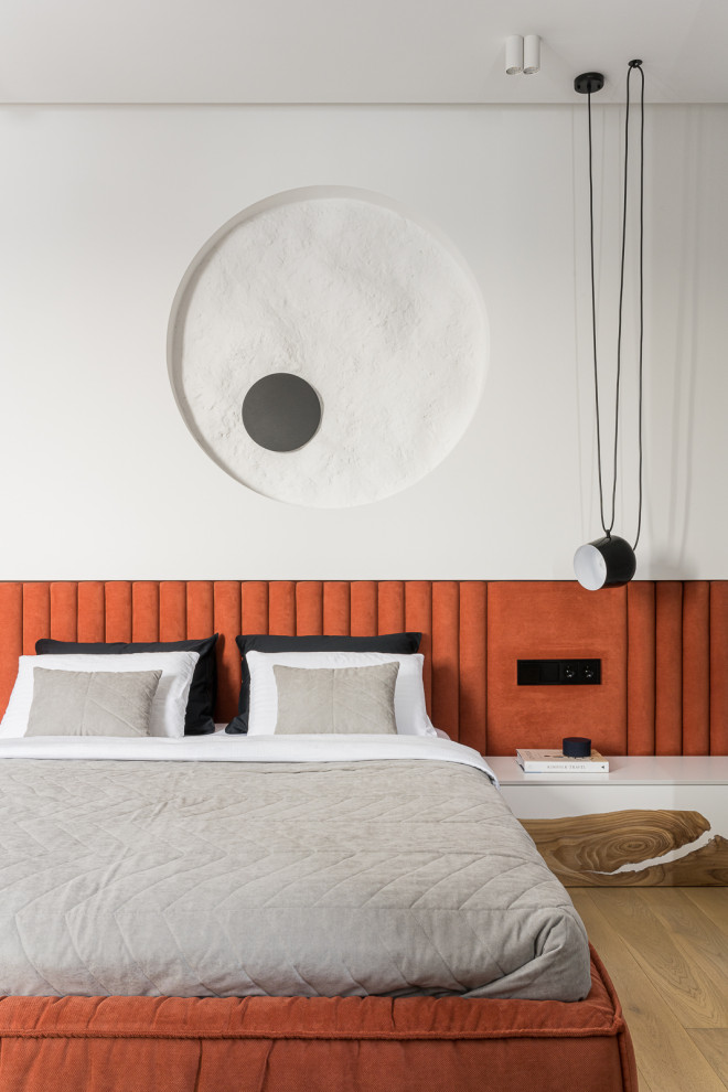 Mittelgroßes Modernes Hauptschlafzimmer mit weißer Wandfarbe und braunem Holzboden in Sonstige