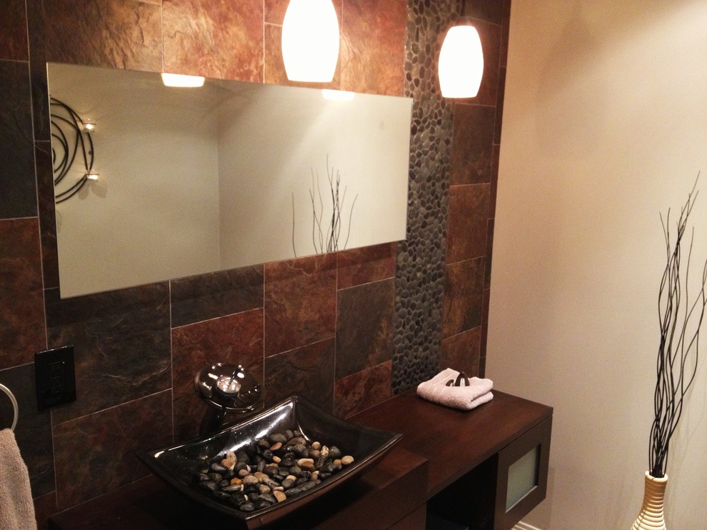 Photo of a contemporary powder room in Los Angeles.