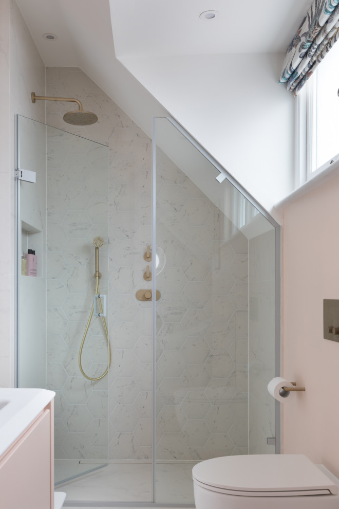 Пример оригинального дизайна: маленькая главная ванная комната в стиле ретро с плоскими фасадами, отдельно стоящей ванной, душем в нише, инсталляцией, розовыми стенами, полом из керамогранита, монолитной раковиной, столешницей из искусственного камня, душем с распашными дверями, белой столешницей, тумбой под две раковины, напольной тумбой и сводчатым потолком для на участке и в саду