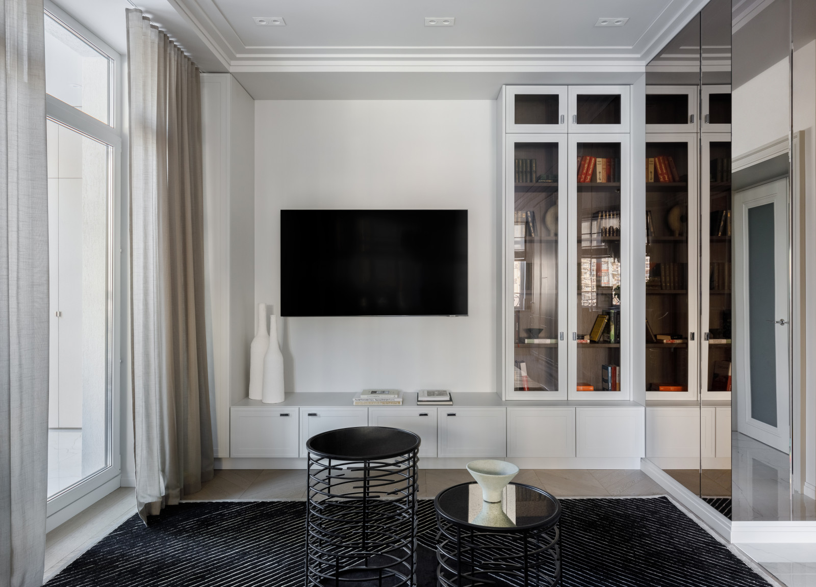 •Утонченный дизайн и функциональность: Шкафы и консоль в гостиной