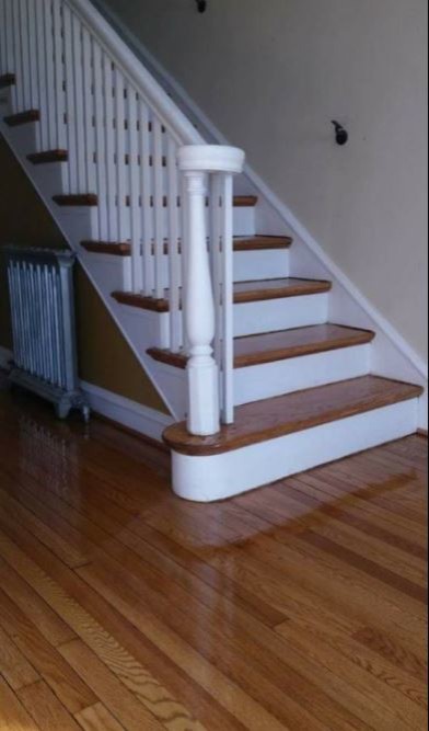 Imagen de escalera en L minimalista pequeña con escalones de madera y contrahuellas de madera pintada