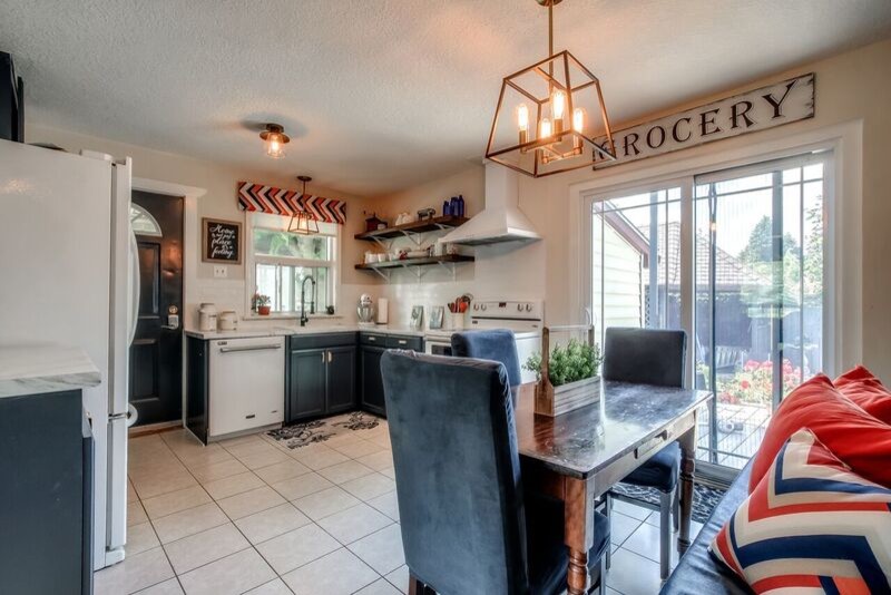 Transitional kitchen photo in Toronto