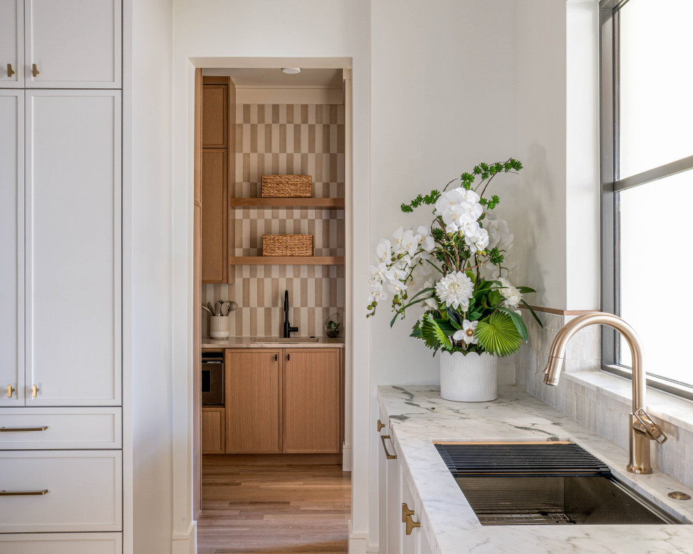 Transitional kitchen photo in Dallas
