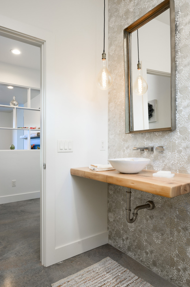 Nordische Gästetoilette mit hellen Holzschränken, weißer Wandfarbe, Betonboden, Aufsatzwaschbecken, Waschtisch aus Holz und schwebendem Waschtisch in Sonstige