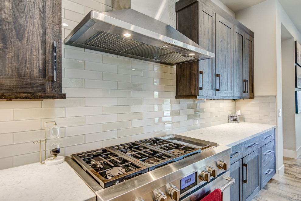 Kitchen - transitional kitchen idea in Phoenix