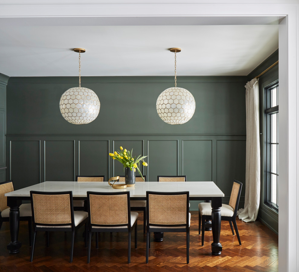Imagen de comedor campestre grande cerrado con paredes verdes, suelo de madera en tonos medios y suelo marrón