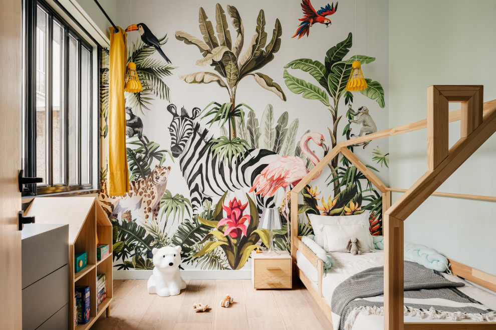 Idée de décoration pour une chambre d'enfant de 4 à 10 ans design avec un mur bleu, parquet clair, un sol beige et du papier peint.
