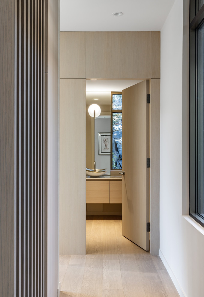Источник вдохновения для домашнего уюта: коридор среднего размера в современном стиле с светлым паркетным полом, бежевым полом и панелями на части стены