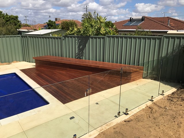 Glass Fence, Decking and Limestone moderne-terrasse