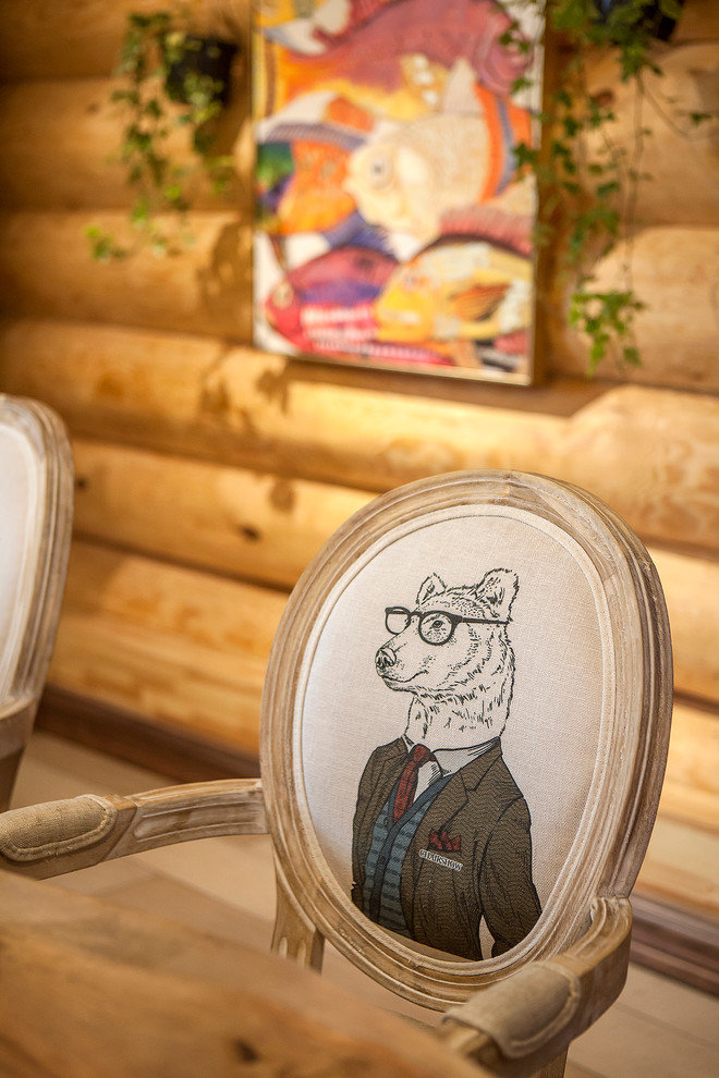 Кухня-столовая в бревенчатом доме