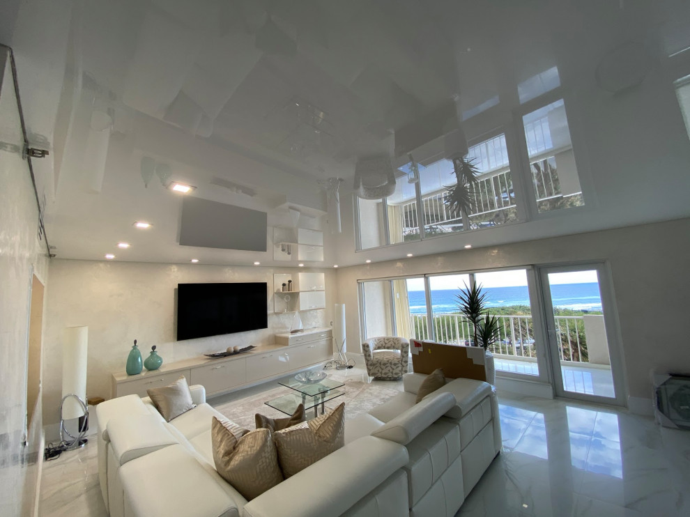 Идея дизайна: парадная, открытая гостиная комната среднего размера в классическом стиле с белыми стенами, мраморным полом, телевизором на стене, белым полом, потолком с обоями и обоями на стенах