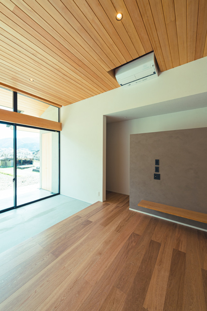 Idee per un soggiorno aperto con pareti bianche, pavimento in legno massello medio, TV a parete, pavimento marrone, soffitto in legno e carta da parati