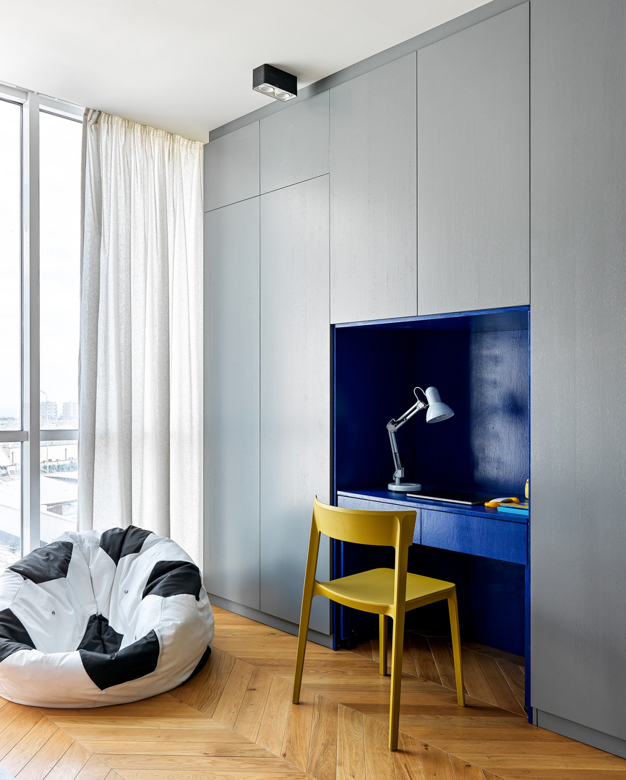 Seaside apartment with a sence of air