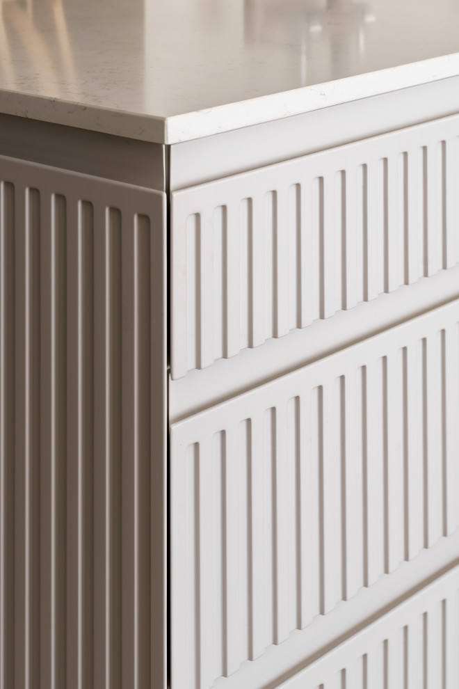 Белая кухня с отдельными пеналами