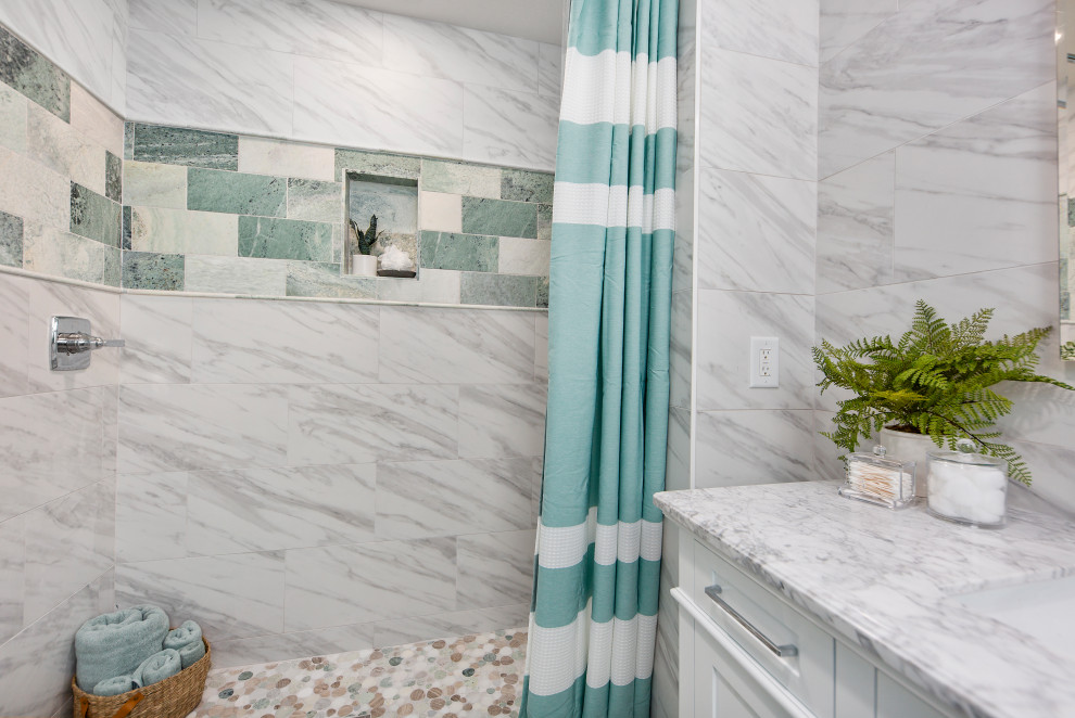 Источник вдохновения для домашнего уюта: маленькая главная ванная комната в морском стиле с фасадами в стиле шейкер, белыми фасадами, открытым душем, унитазом-моноблоком, белой плиткой, керамогранитной плиткой, зелеными стенами, полом из керамогранита, врезной раковиной, мраморной столешницей, белым полом, шторкой для ванной, белой столешницей, тумбой под одну раковину и напольной тумбой для на участке и в саду