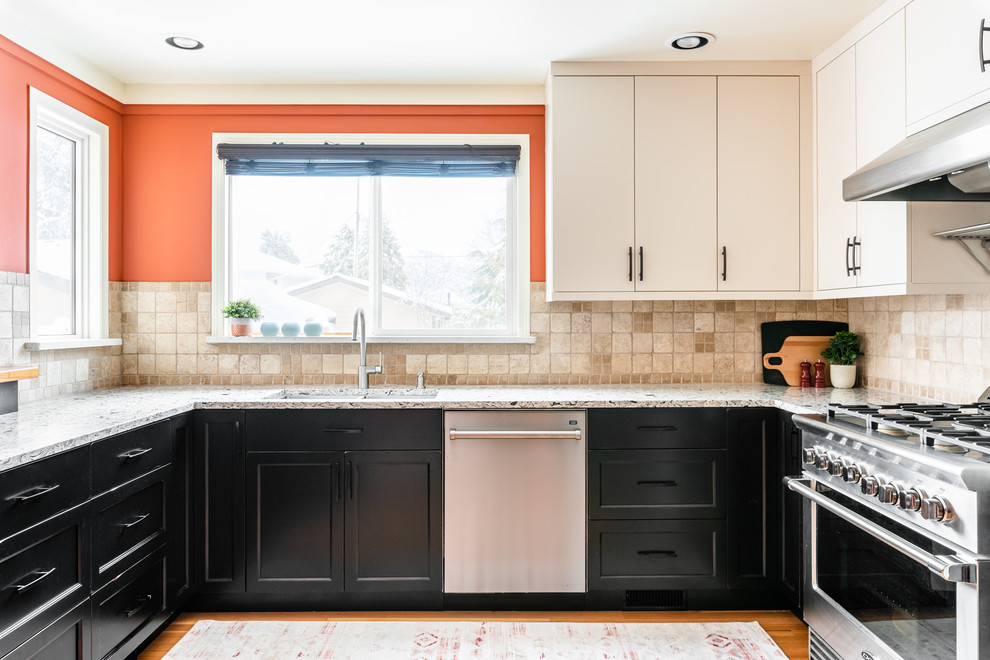 Eat-in kitchen - mid-sized transitional u-shaped medium tone wood floor and brown floor eat-in kitchen idea with an undermount sink, shaker cabinets, distressed cabinets, quartz countertops, white backsplash, travertine backsplash, stainless steel appliances, a peninsula and multicolored countertops