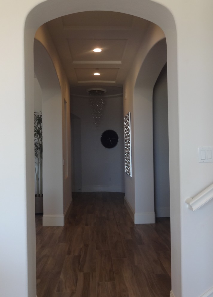 На фото: большой коридор в морском стиле с белыми стенами, полом из винила, бежевым полом и кессонным потолком с